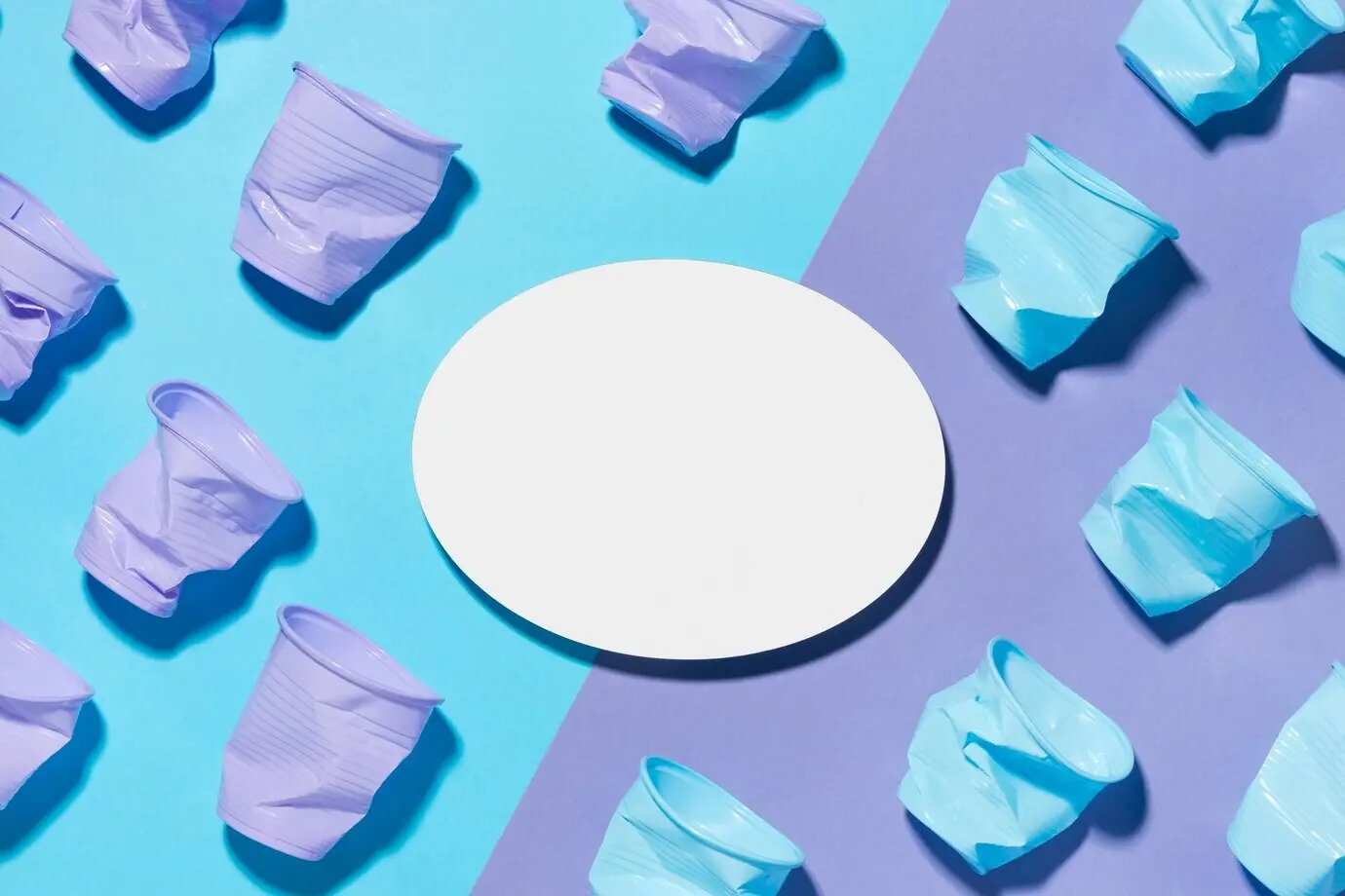 Draufsicht auf eine Sammlung von Plastikbechern auf dem Tisch.